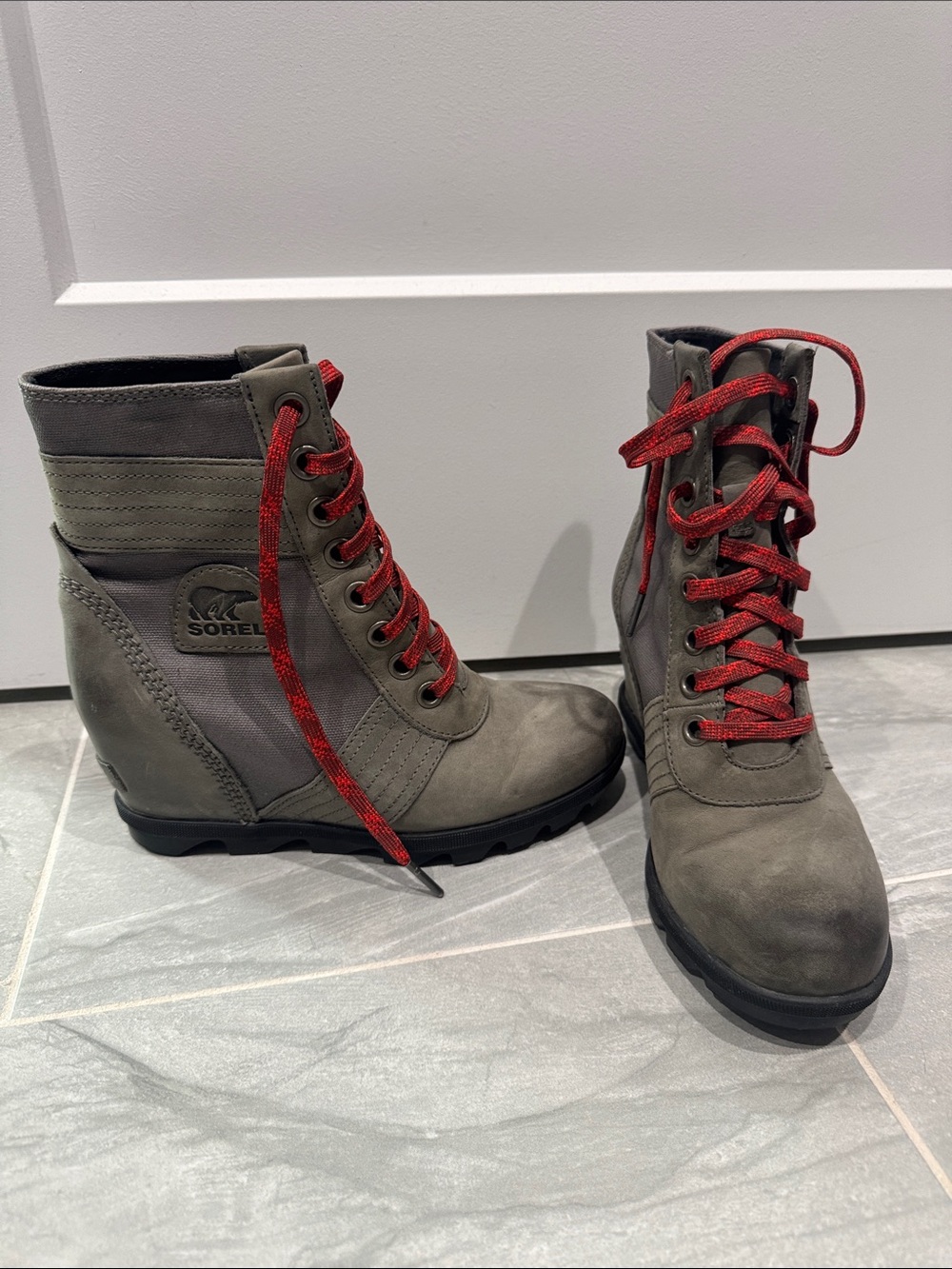 Sorel Women's Gray Wedge Lace-Up Boots with Red Laces